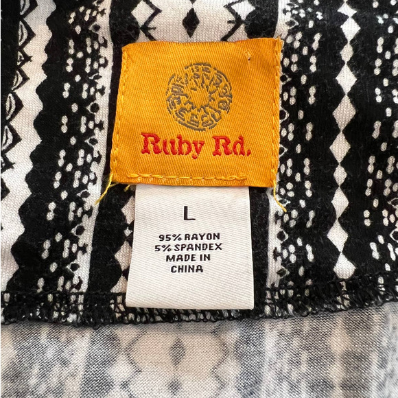 Ruby Rd. Tunic Top in Black White with Floral Bottom in Green Yellow Size Large - Picture 4 of 5